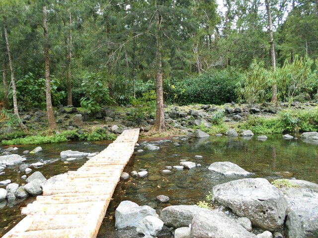L'ancien gué a été remplacé par une longue passerelle