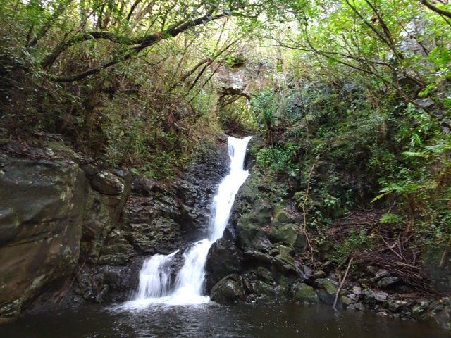 L'arche naturelle qui domine la cascade proche du gué