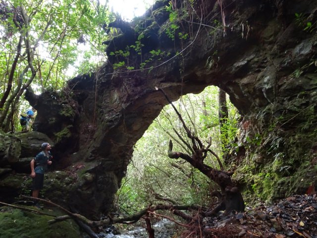 On peut se rendre au pied de l'arche sans trop d'acrobaties