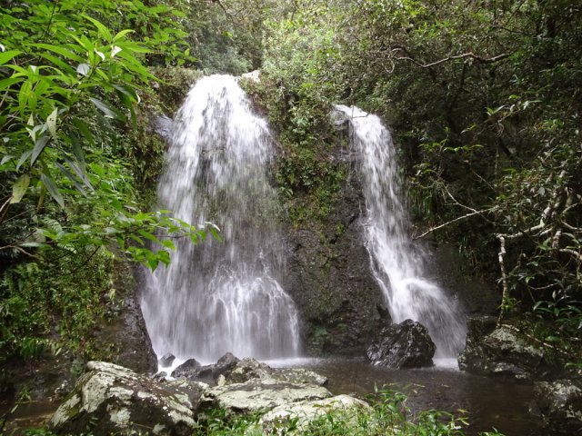 Une double chute qui en domine une autre 20 mètres en aval