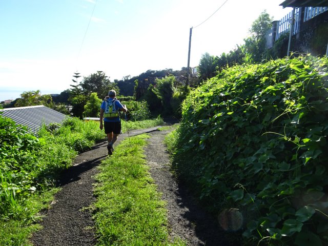 Agréable traversée de zones habitées avant le sentier de l'Echelle