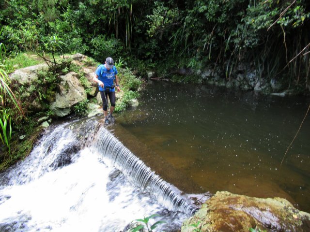 Traversée de la ravine sur le petit barrage du captage