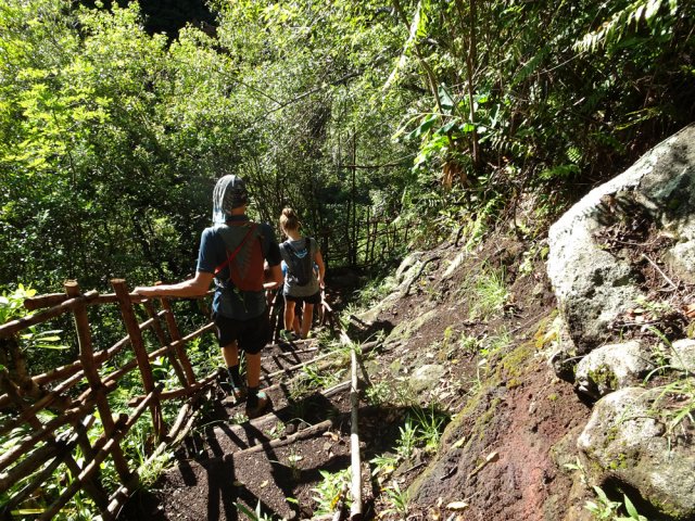 La descente, assez raide, est très bien aménagée