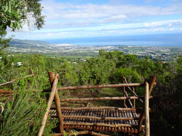 Agréable banc en bois de goyavier pour souffler en observant le panorama