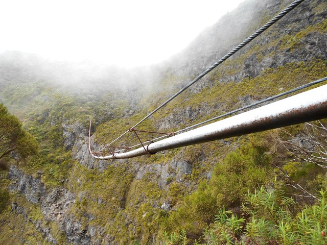 L'arrivée à l'impressionnant tuyau qui enjambe les falaises de la vallée du Petit Bras Piton