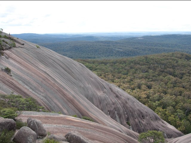 Le randonneur de 1,86m (sur ligne d'horizon) donne une idée de la taille du roc.