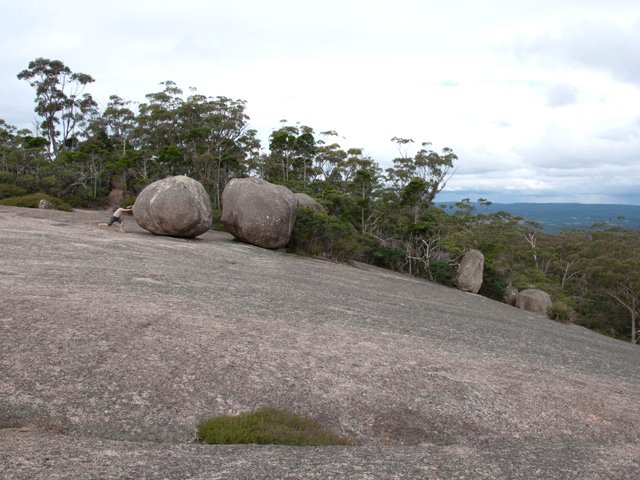 Comme dans la plaine, de grosses roches sont arrivées là on ne sait comment
