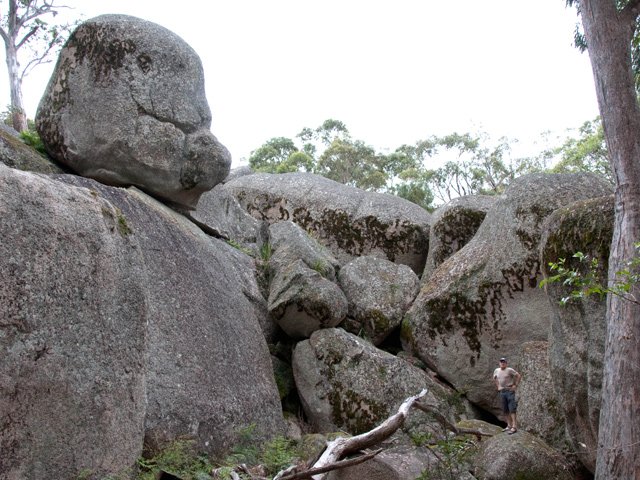 Le pied de Balder Rock comme le sommet comportent de gros rochers arrondis