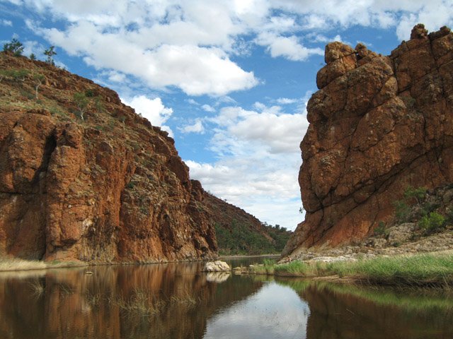 On peut remonter la rivière longuement par les sentiers officiels