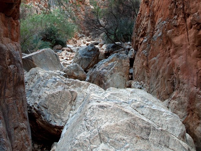 Des rochers de plusieurs dizaines de tonnes tombés dans le canyon