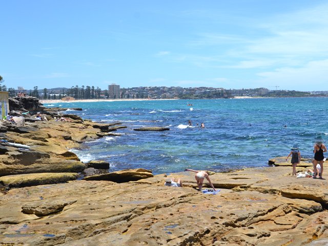 Pas de sable mais moins de monde pour la baignade