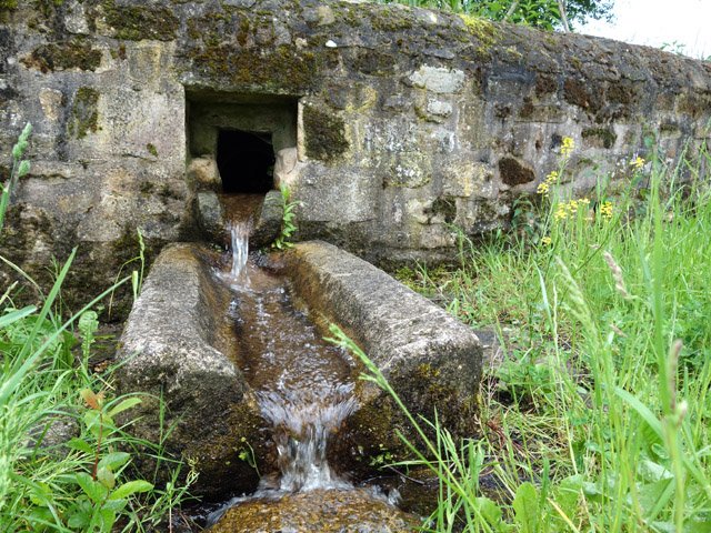 La fontaine posée sur ses 6 pieux de chêne invisibles