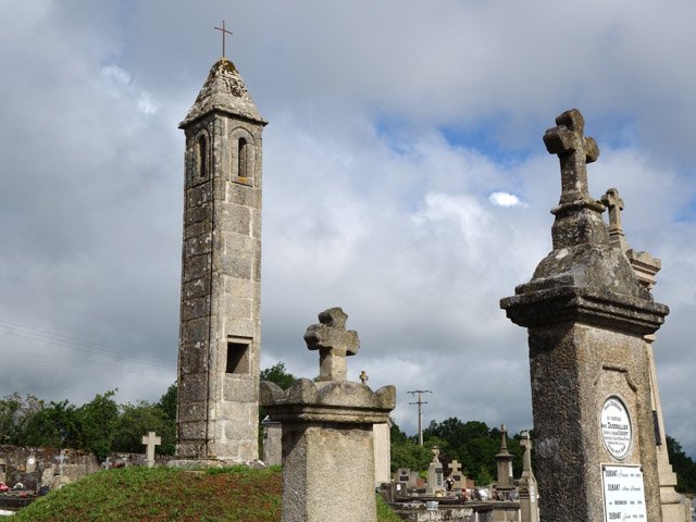 La lanterne des Morts au Cimetière de Cognac la Forêt