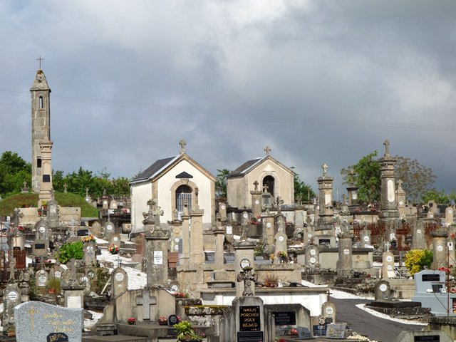 Arrivée au cimetière du village