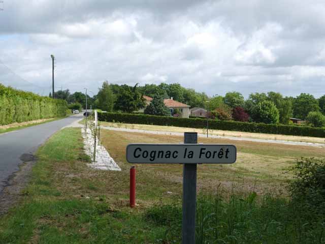 Fin du village de Cognac la Forêt, sur la route de Brossas