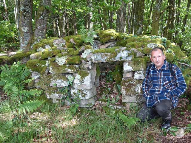 Une des cabanes qui a perdu sa toiture de pierre. Remarquer l'étroitesse du passage