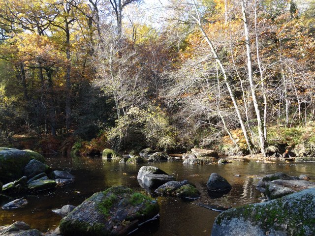 Et toujours ces roches qui dépassent, ici avec un faible courant
