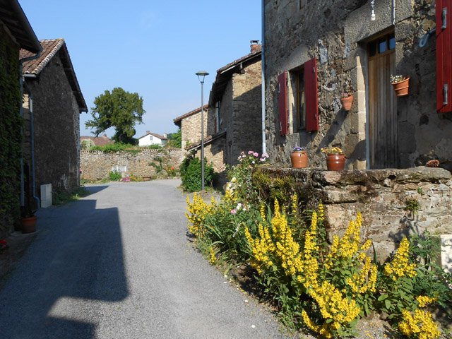 Magnifique petit village de la Roche près d'une source