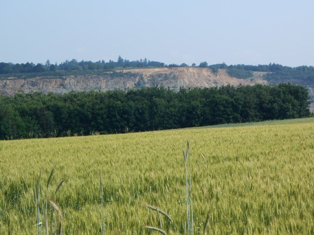 A l'horizon, la grande carrière de Pagnac