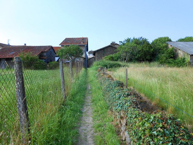 Petit sentier agréable vers Ratterie