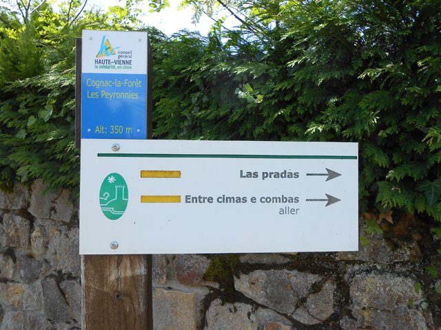 Les panneaux sont bien visibles dans le village