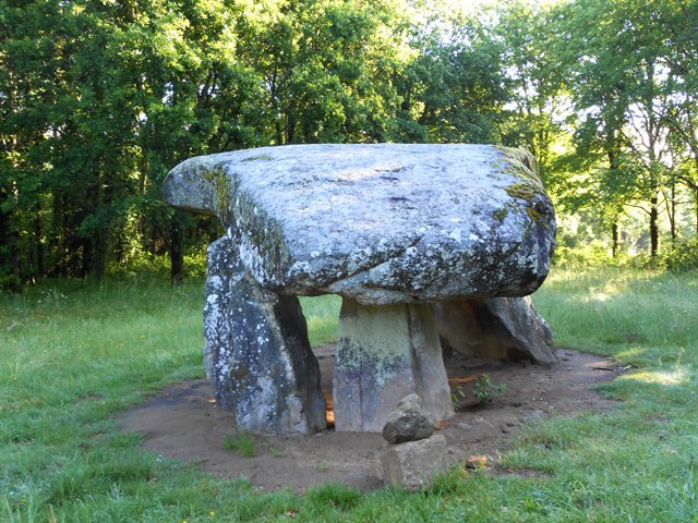 La pierre plate dois peser plusieurs centaines de tonnes