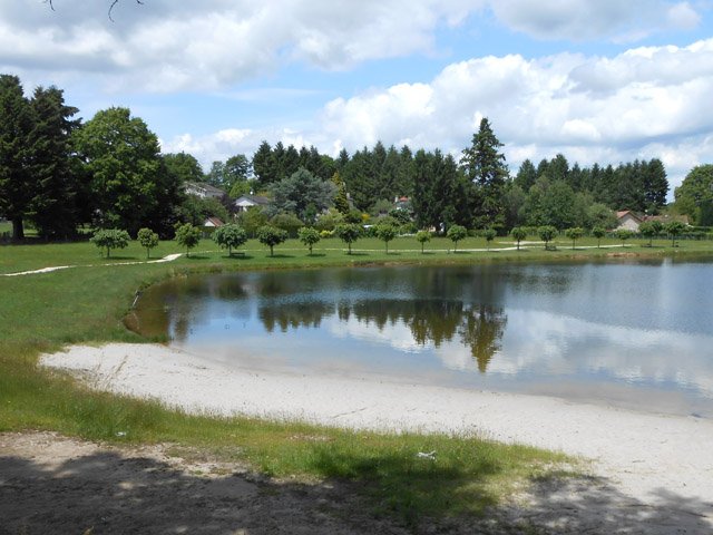 L'étang de Cognac la Forêt, réputé pour sa baignade