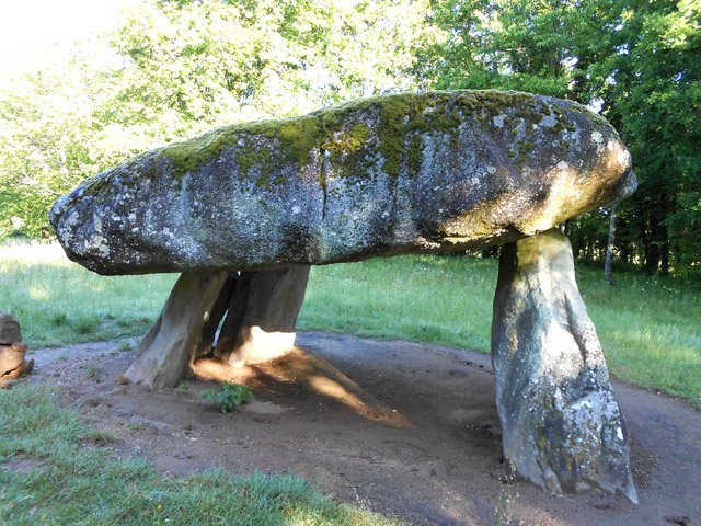 Petit détour par le Dolmen de Saint-Auvent à moins d'un kilomètre du circuit