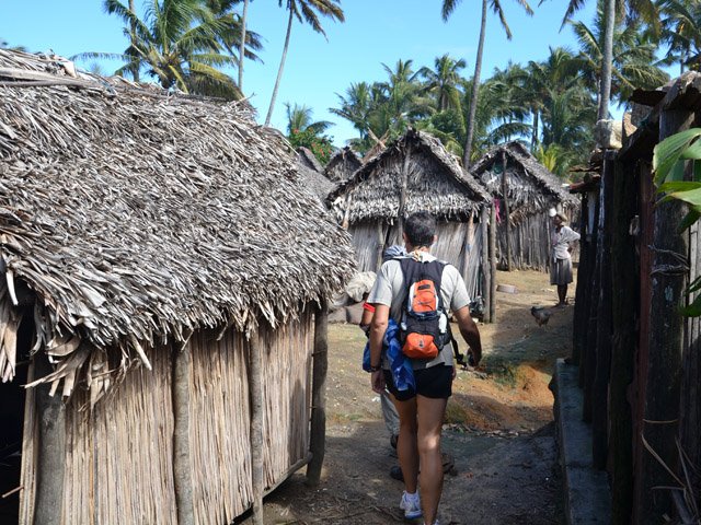 Traversée du modeste village de pêcheurs de Ambanlampy