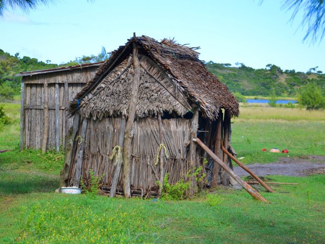 Modestes cases de pêcheurs en bordure de lac