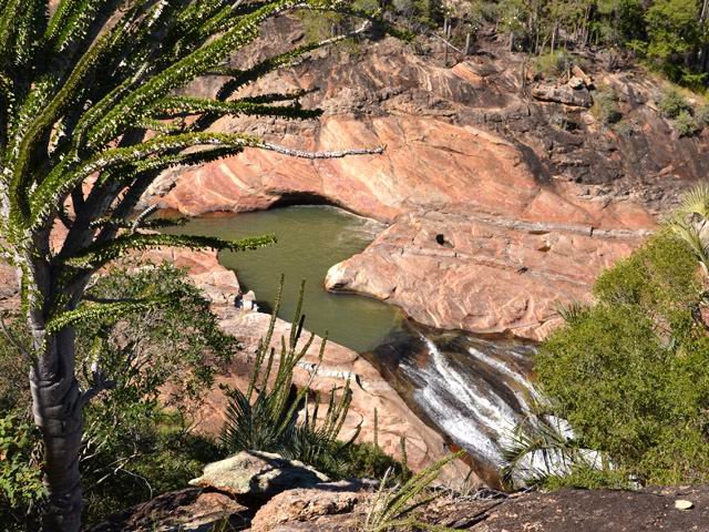 Une petite chute et une demi-piscine depuis le belvédère