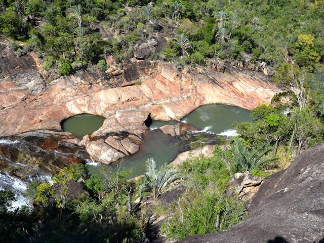 Une autre portion avec une vraie piscine. Attention aux serpents