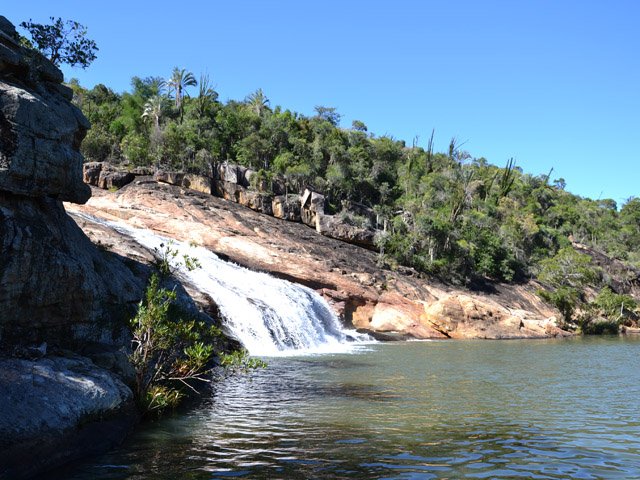 Le grand bassin et sa cascade en fin de boucle. Baignade possible