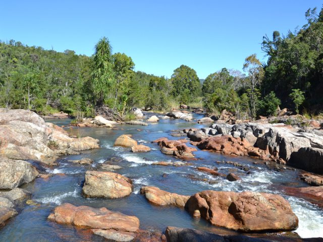 On entreprend la remontée en rive gauche