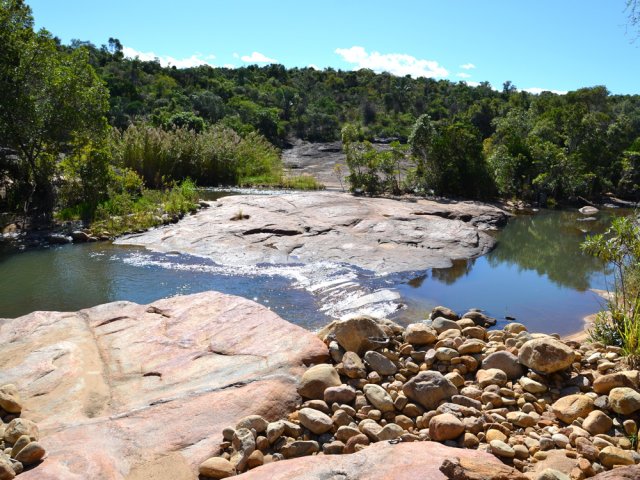 Les crues peuvent être violentes comme le montrent les galets en hauteur