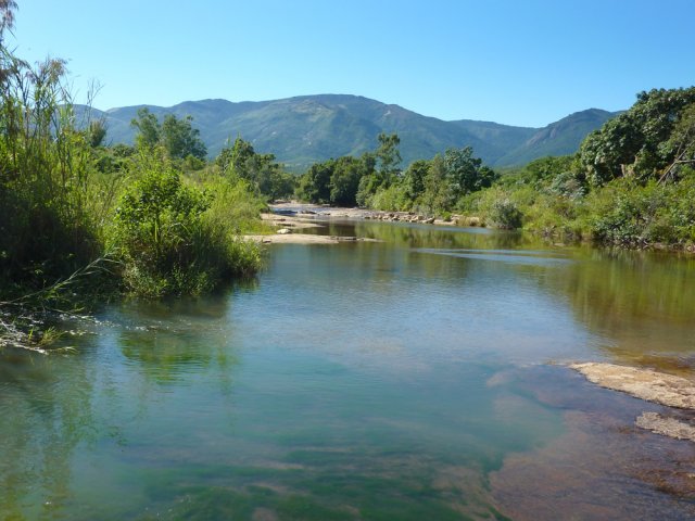 L'eau est assez calme près des installations du parc