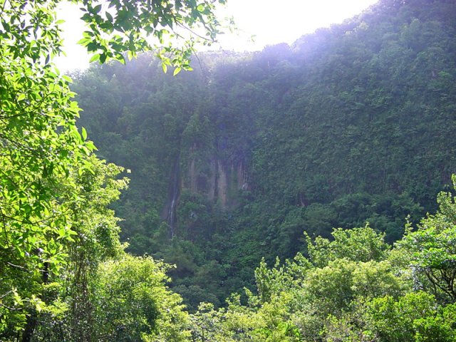 Des petites cascades tombent de la falaise en face vers la Croix
