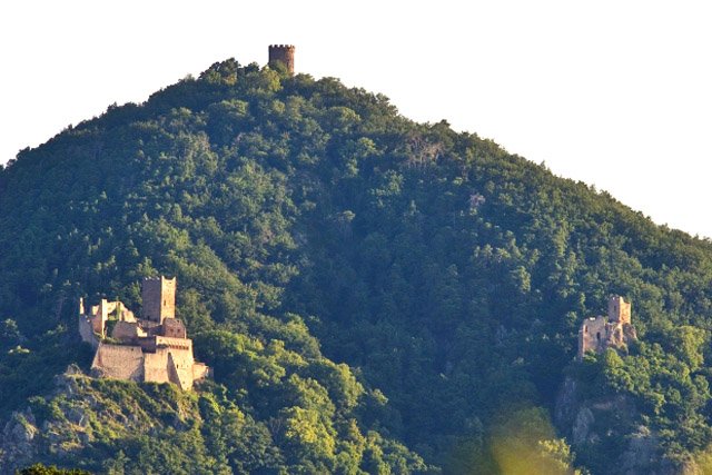 Vue des trois châteaux depuis la route à Ribeauvillé