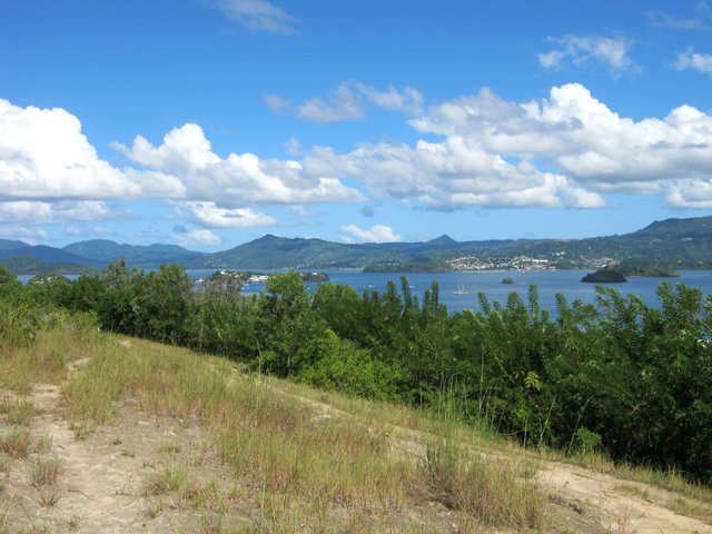 Large chemin avec vues sur le chef-lieu