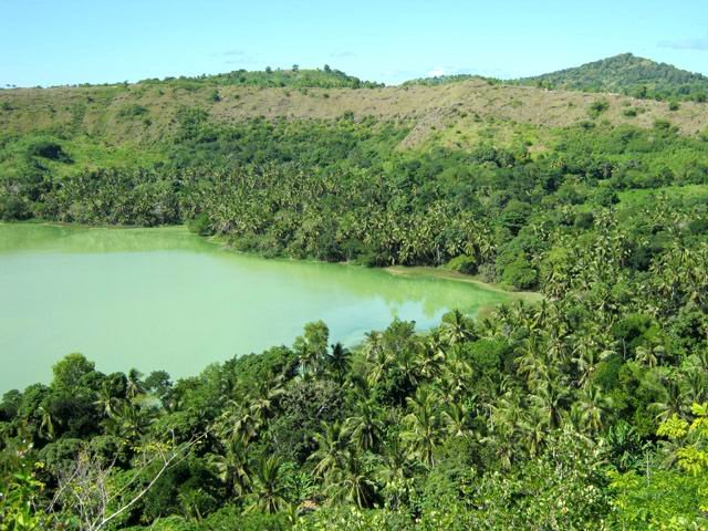 Panorama sur le lac et les cocoteraies qui l'entourent