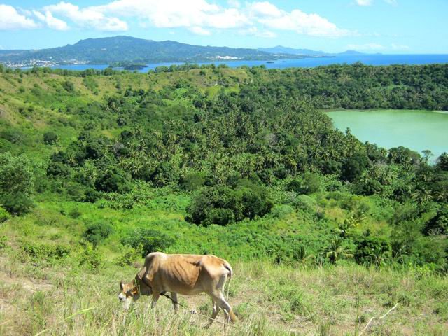 Le lac et un panorama sur Mamoudzou, de l'autre côté du chenal