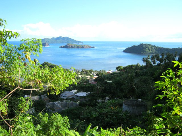 Vue sur la côte Nord. Derrière les 3 îles, on devine Anjouan