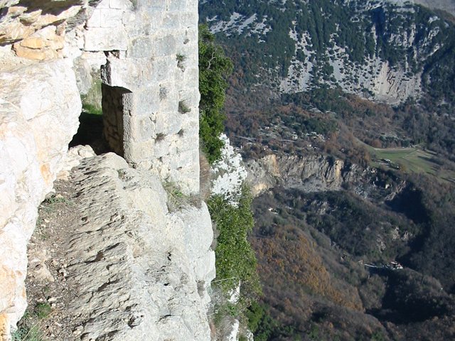 Se mettre dos au mur pour éviter le vertige