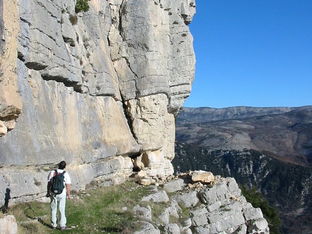 Certaines corniches sont larges et encombrées de chutes de roches