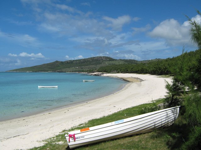 Belle et longue plage bordée de filaos