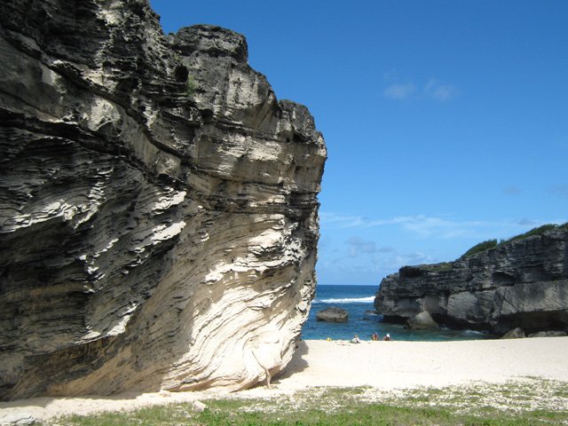 De hautes falaises calcaire abritent de magnifiques petites plages