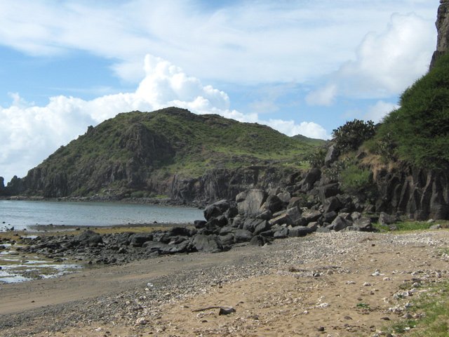 On peut marcher facilement sur la plage de sable jaune ou gris