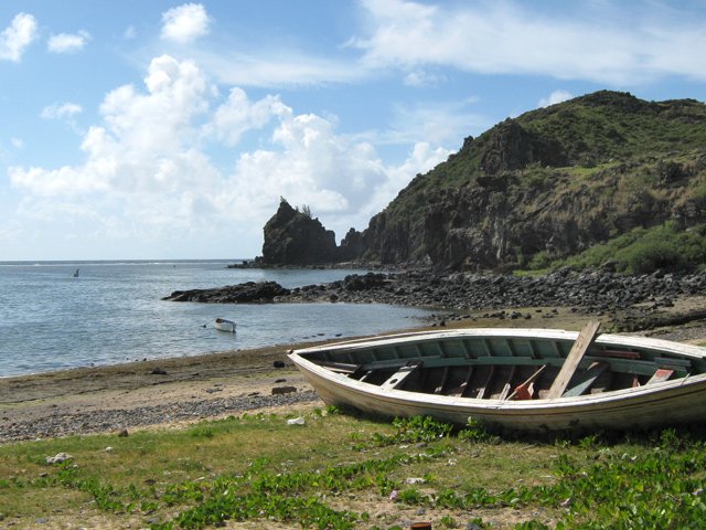 Paysage classique de bord de mer près des barques de pêcheurs