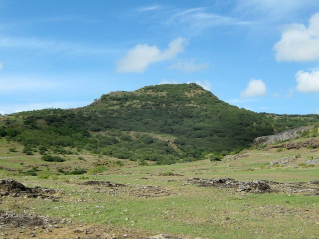 Un des pitons érodés qui bordent la côte