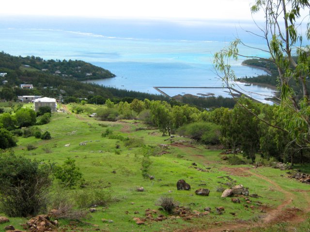 Le chemin rectiligne descendant vers le littoral